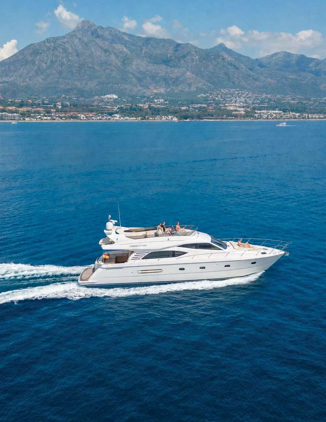 Interno di uno yacht privato a noleggio a Marbella