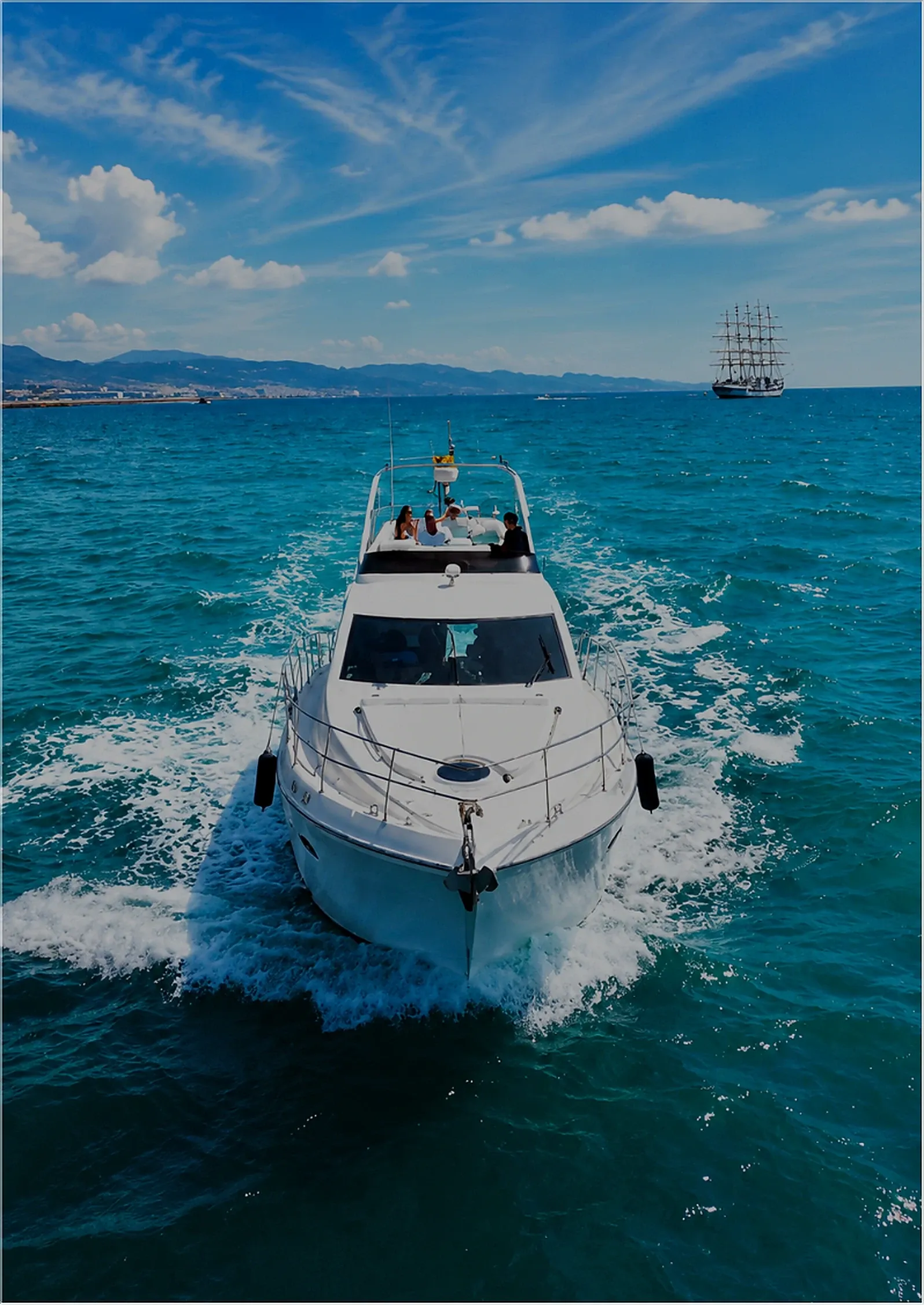 Barca privata in navigazione davanti alla costa di Marbella con partenza da Puerto Banús