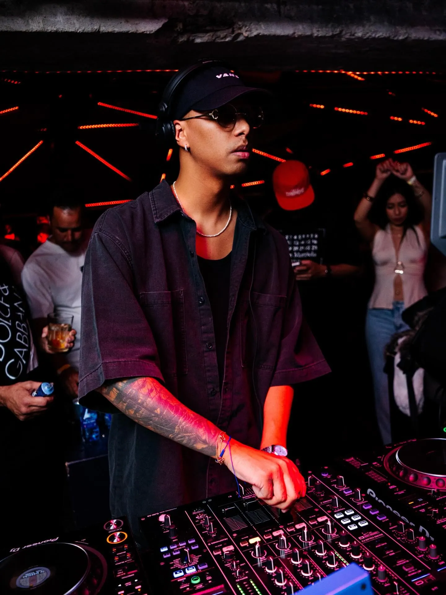 DJ en la cabina principal de THÔ Club Madrid