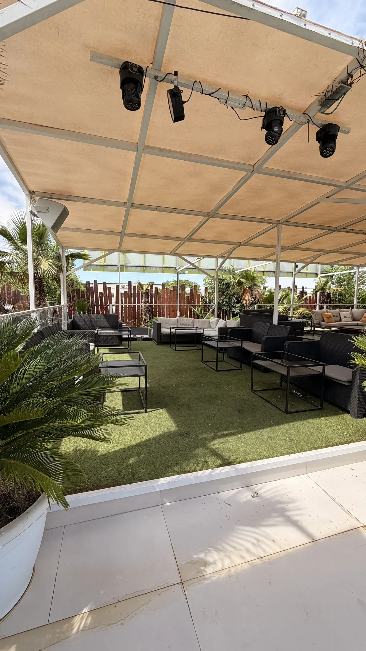 Terraço exterior do Mokai Rivas com zonas lounge