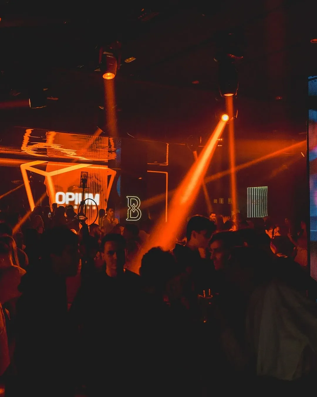 Ambiente en la pista principal en Opium Madrid