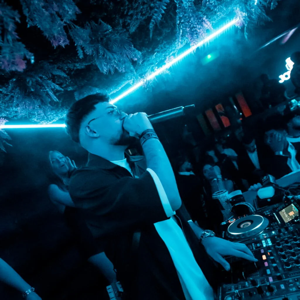 Animation en direct pendant une soirée au Jowke Club Madrid
