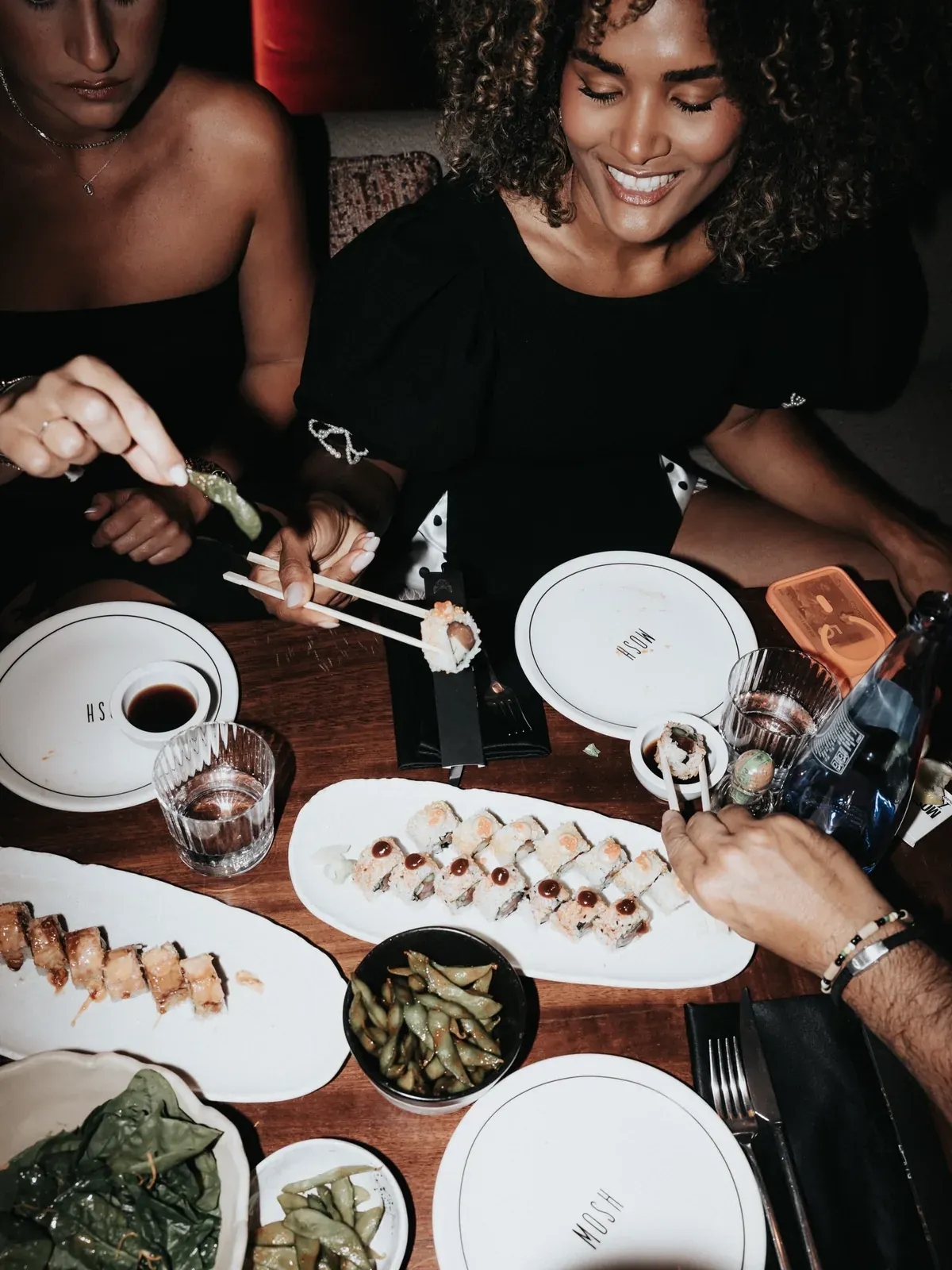Table de sushi entre amis au Mosh Fun Kitchen Marbella