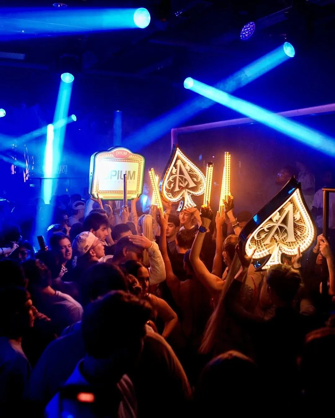 Interior del local con publico en Opium Barcelona
