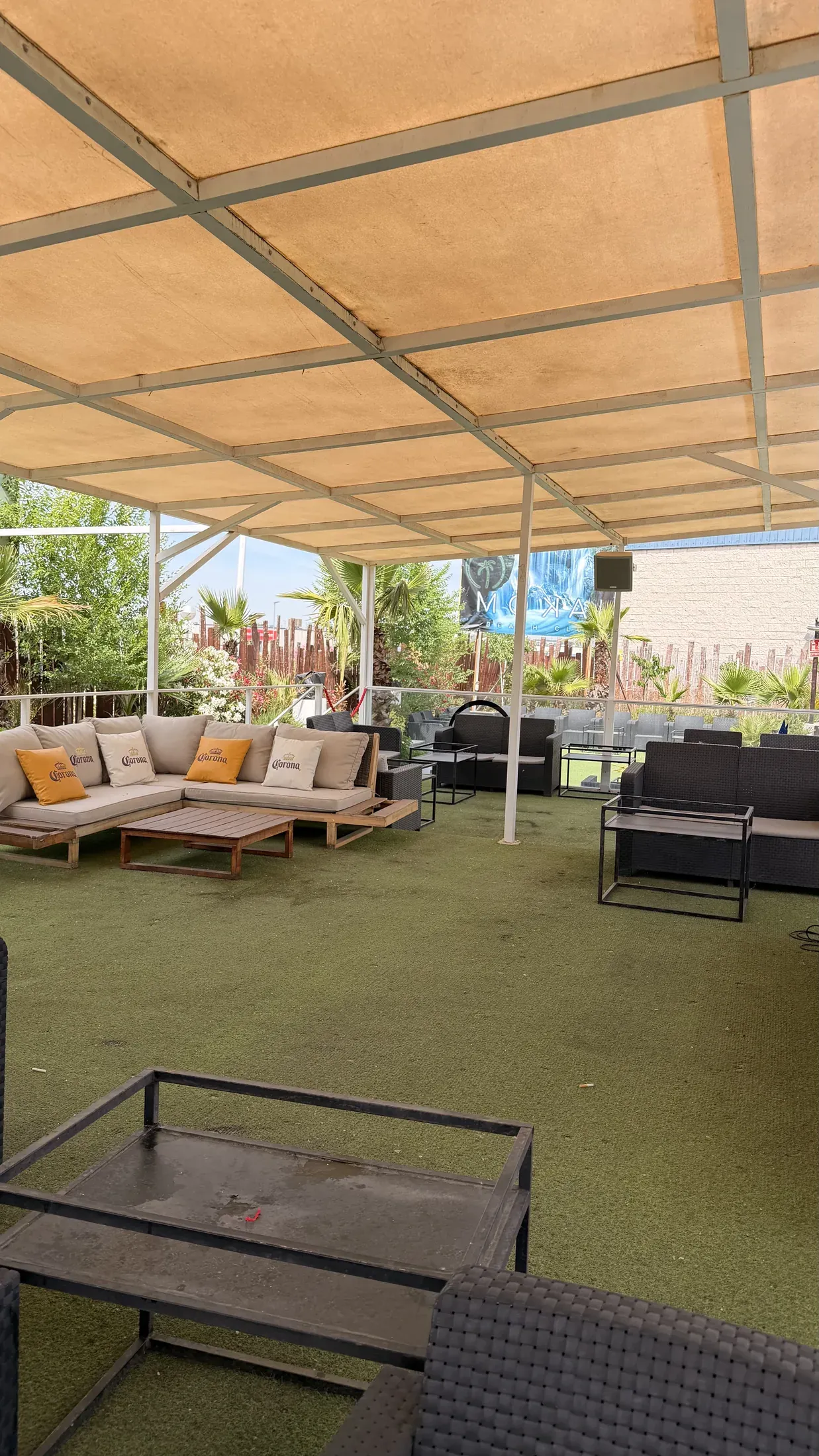 Zona chill out e mesas VIP no Mokai Beach Club