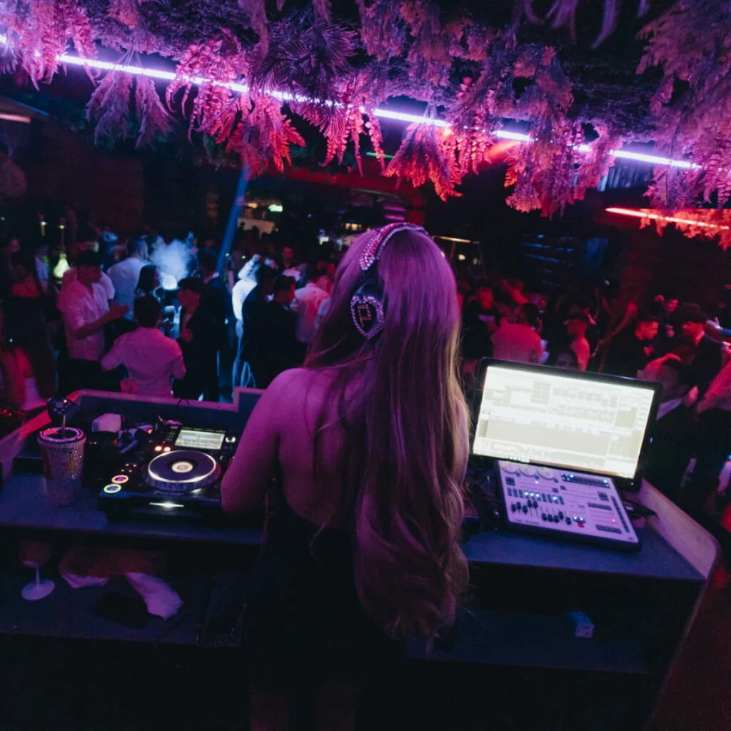 Cabine DJ avec public au Jowke Club Madrid