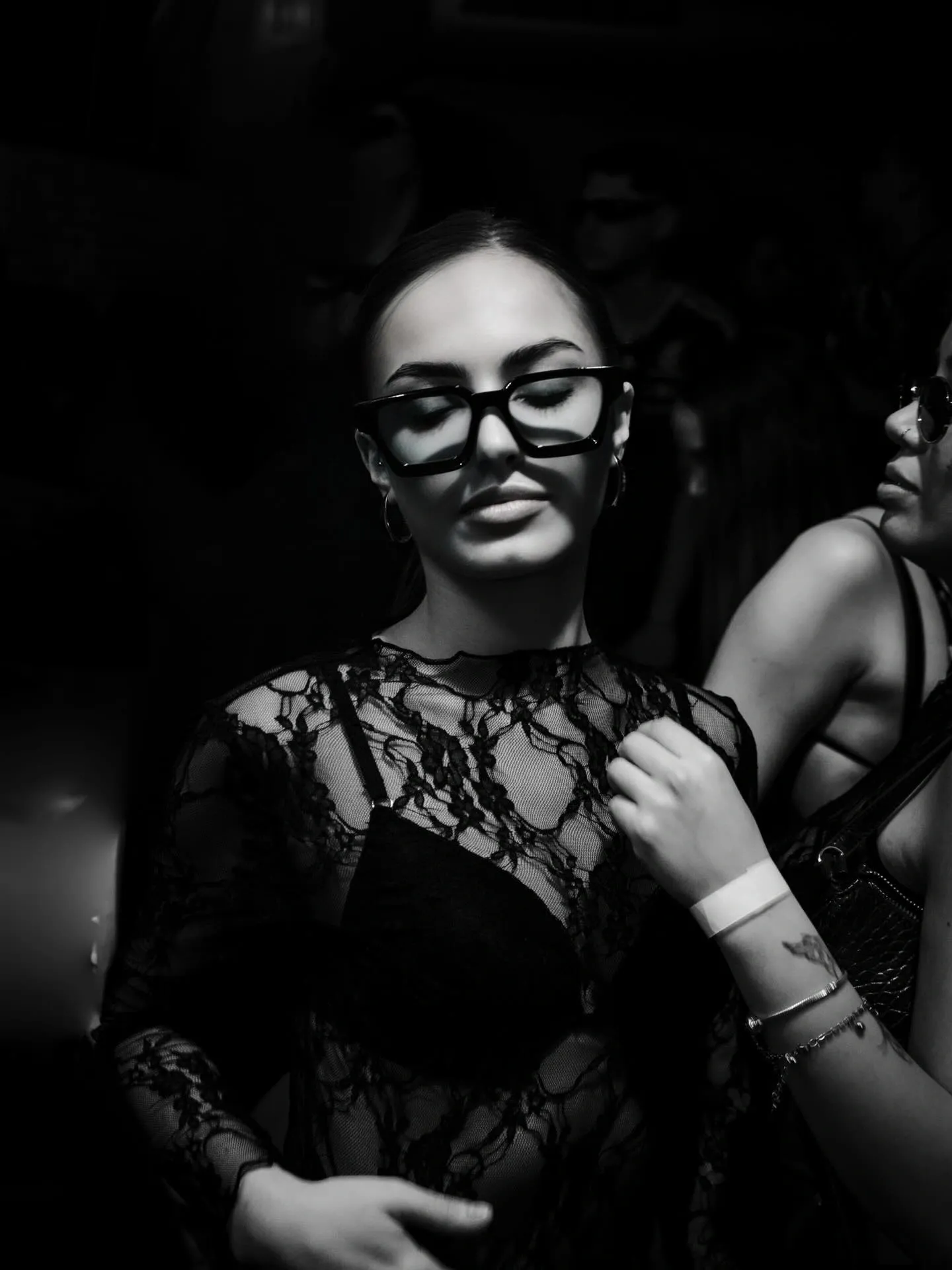 Invitada con look nocturno en THÔ Club Madrid