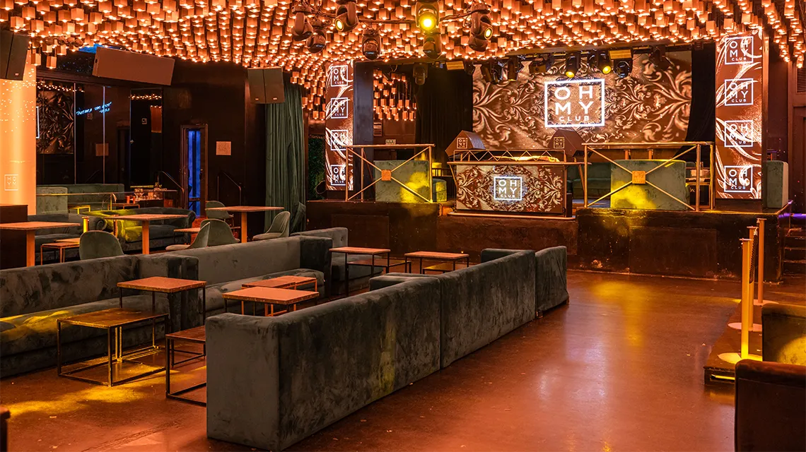 Main room with central sofas at Oh My Club Madrid