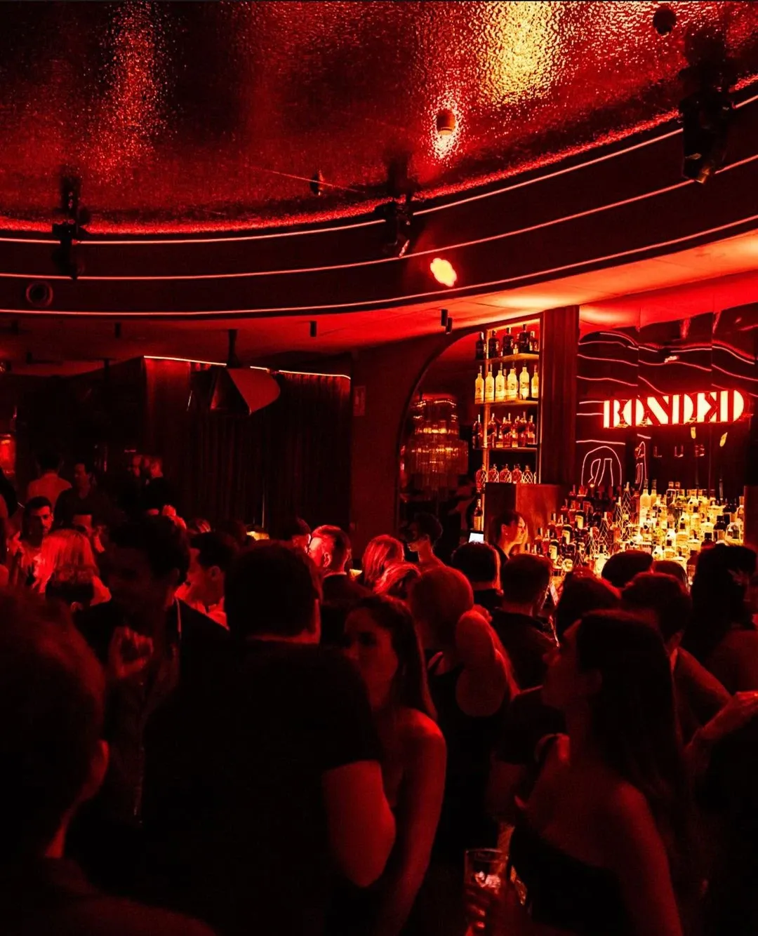 Cabina DJ en funcionamiento en Bonded Madrid