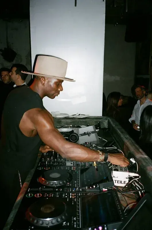 DJ während der Nacht im 61.Sixtyone Madrid