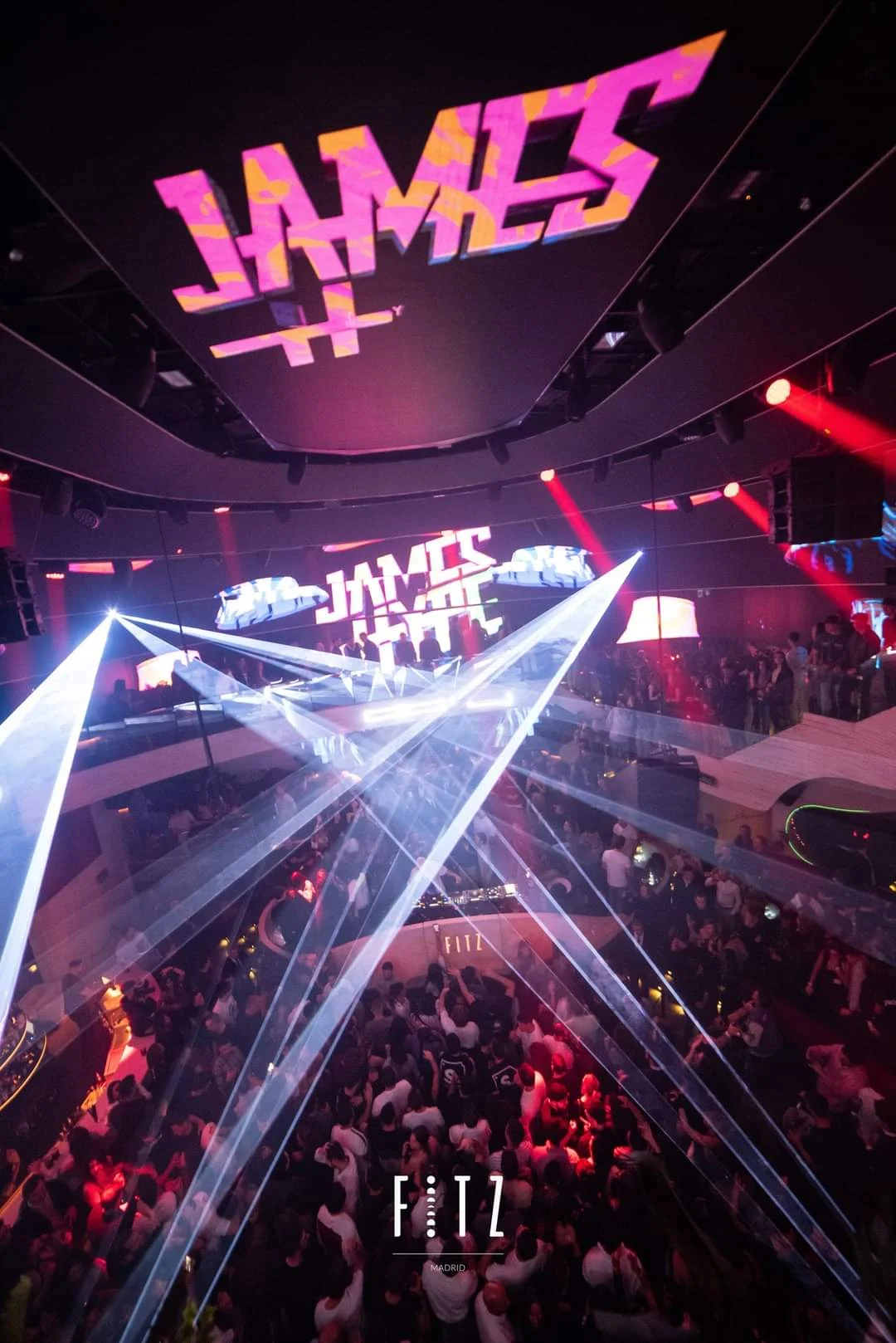 Cabina DJ en funcionamiento en Fitz Club Madrid