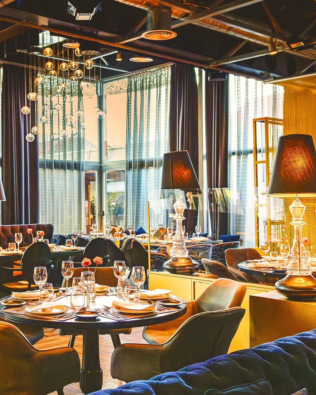 Loungebereich im Restaurant Zielou Madrid