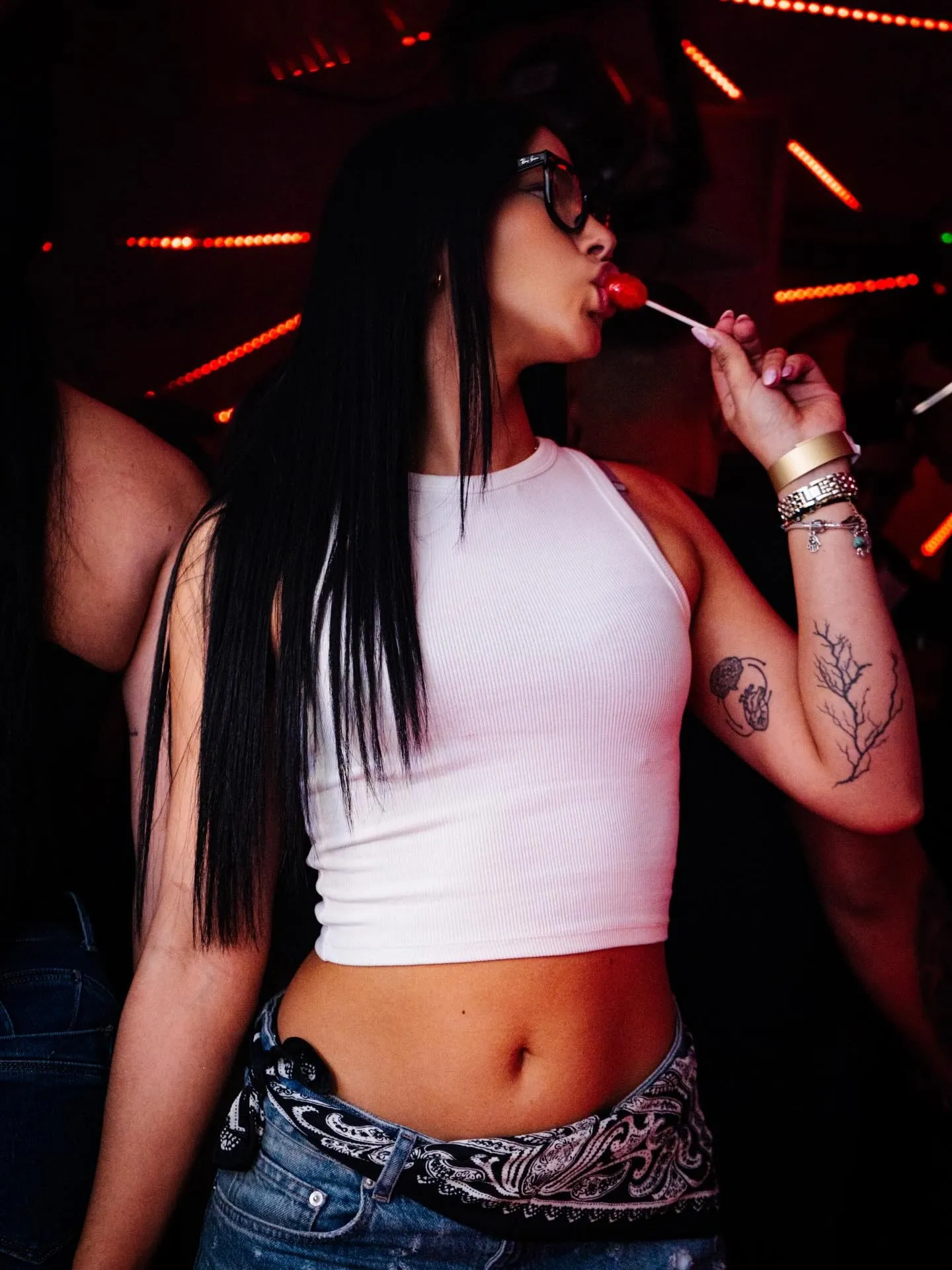 Baile con luces rojas en THÔ Club Madrid