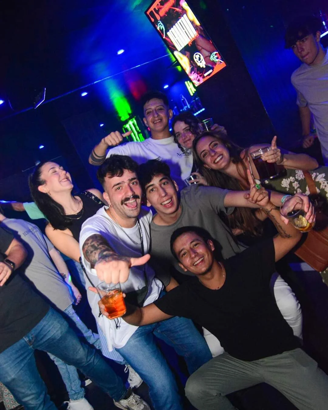 Copas y ambiente nocturno en Epoka The Club Madrid