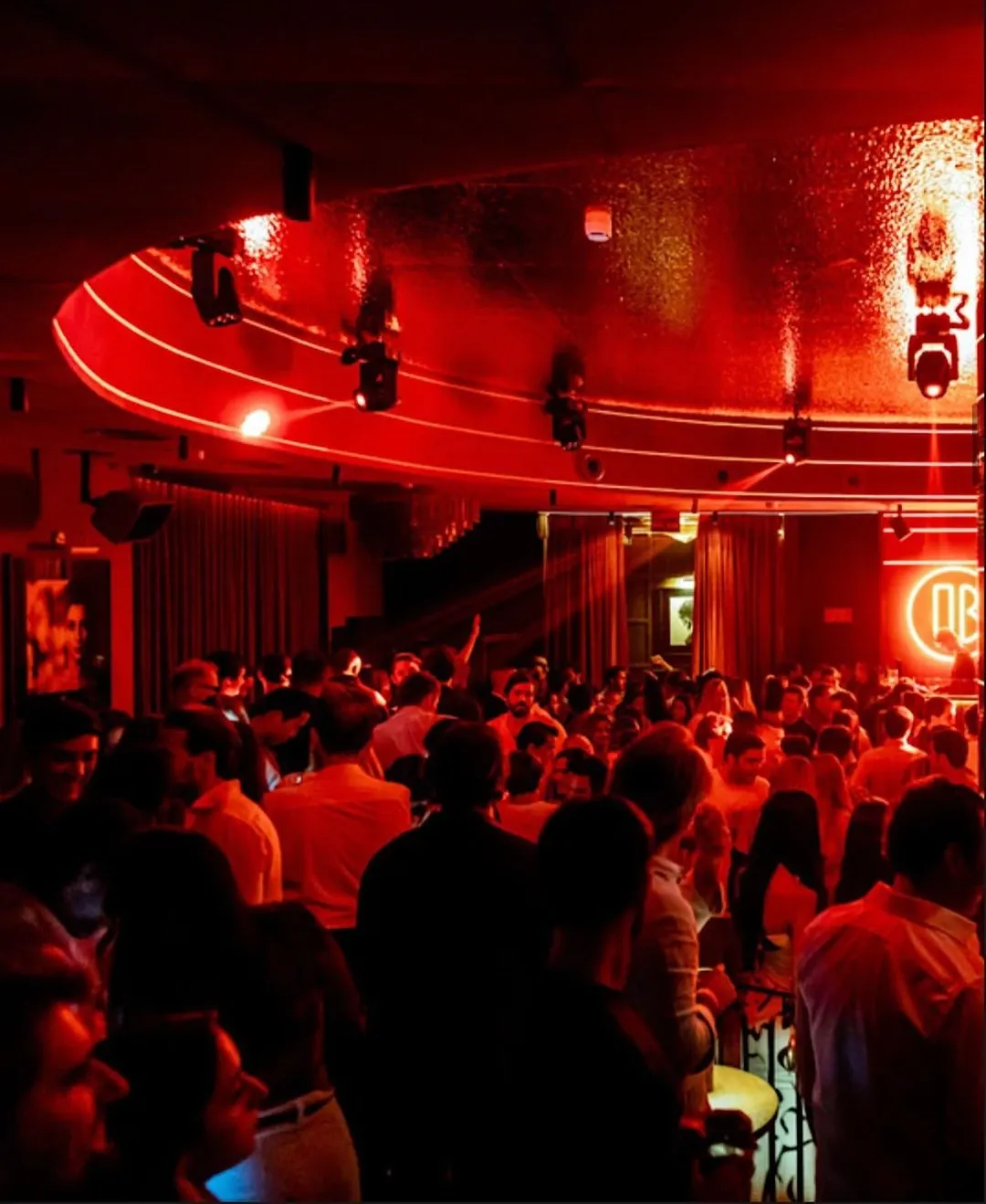 Copas y ambiente nocturno en Bonded Madrid