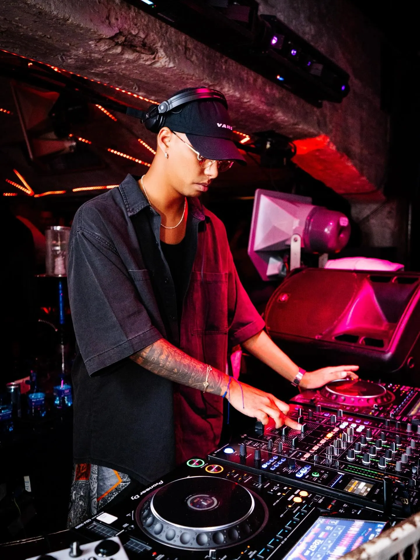 DJ principal mezclando música en THÔ Club Madrid