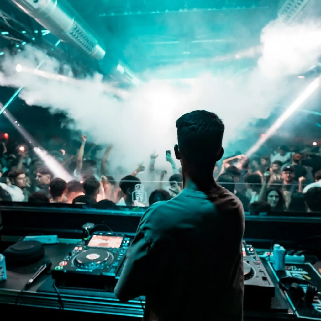 DJs et public dans la Crystal Room du Jowke Club Madrid