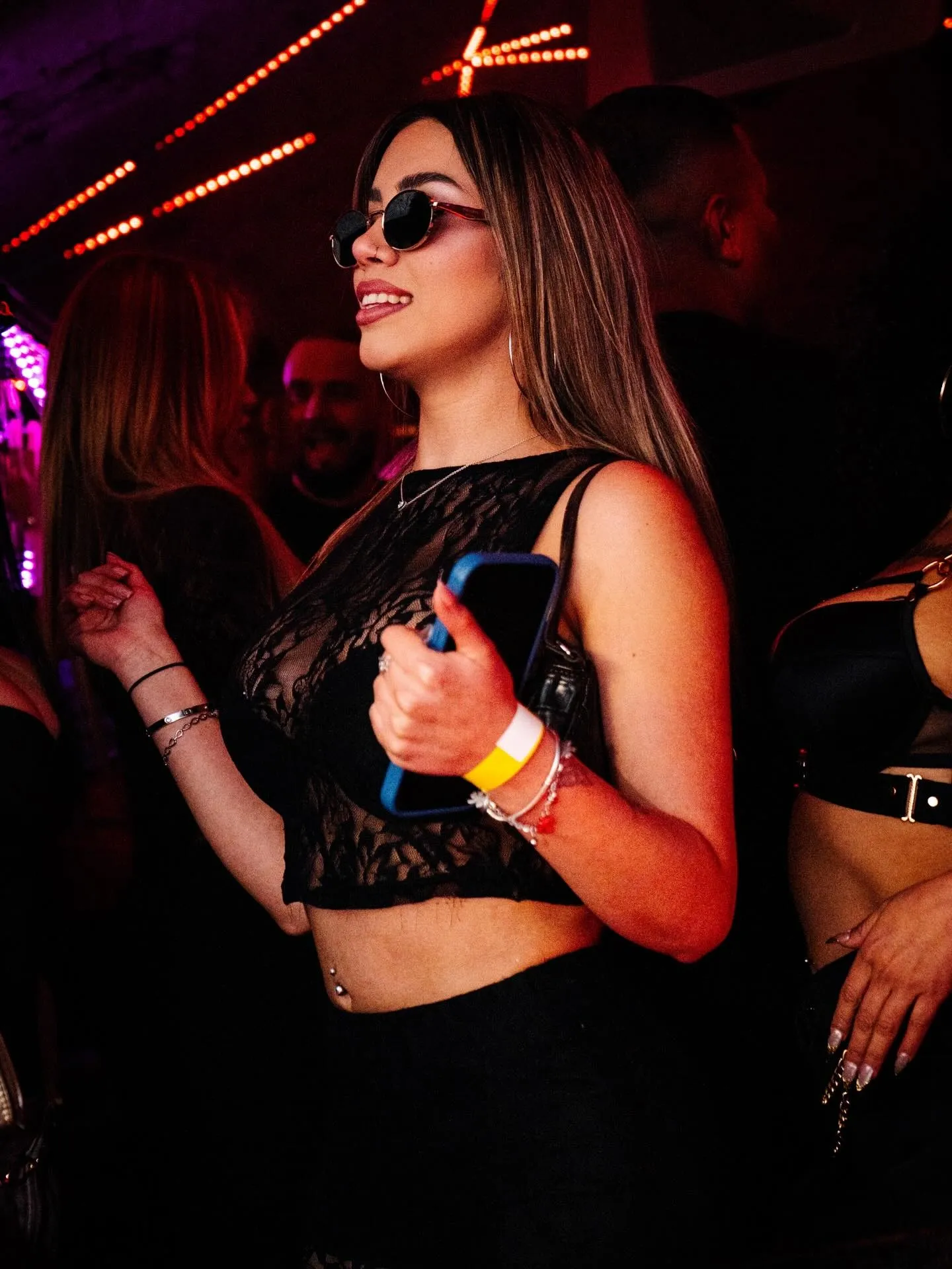 Invitada con gafas y look de fiesta en THÔ Club Madrid