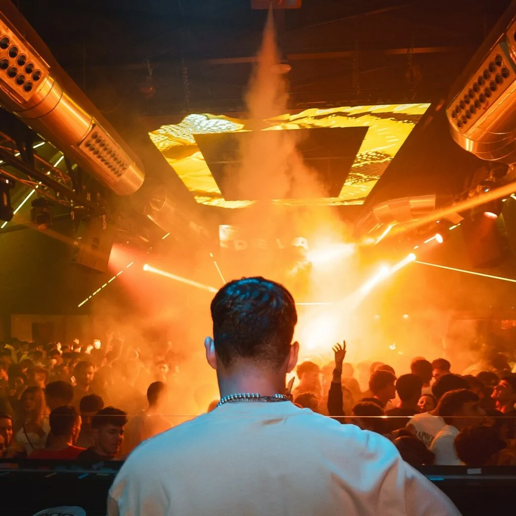 Show lumière et public dans la Crystal Room du Jowke Club Madrid