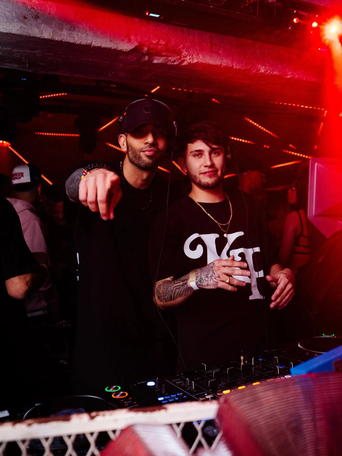 DJs con luces rojas en la sala de THÔ Club Madrid