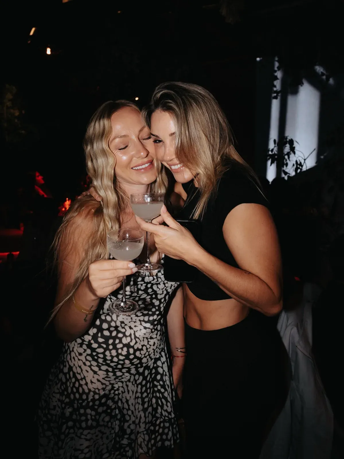 Toast avec cocktails au Mosh Fun Kitchen Marbella