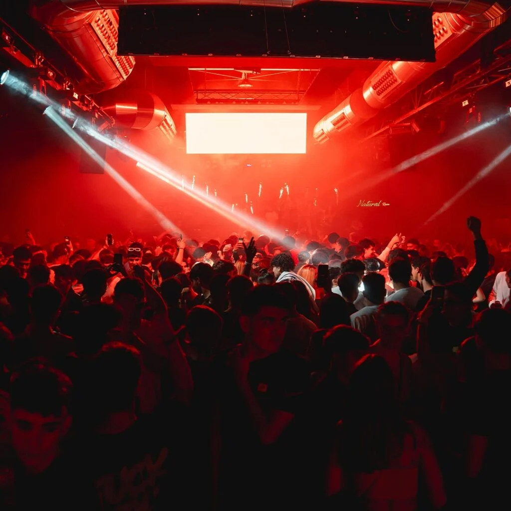 Lumières rouges et public dans la Crystal Room du Jowke Club Madrid