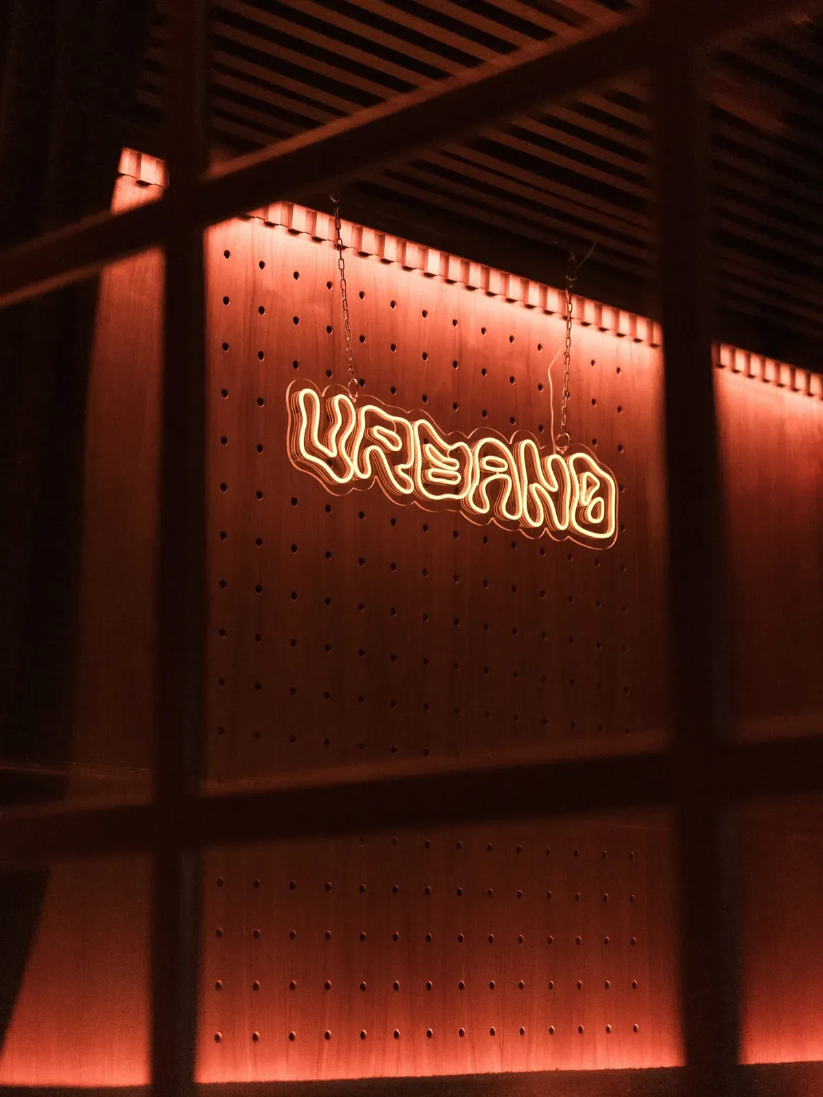 Logo Mosh illuminé a l'intérieur du local