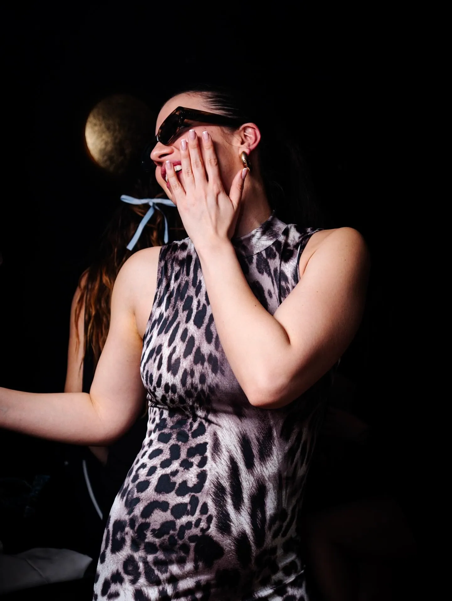 Invitada con globo de fiesta en THÔ Club Madrid