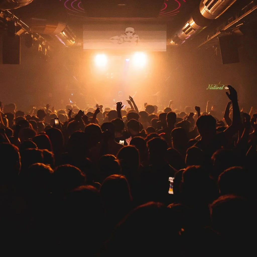 Public de nuit dans la Crystal Room du Jowke Club Madrid