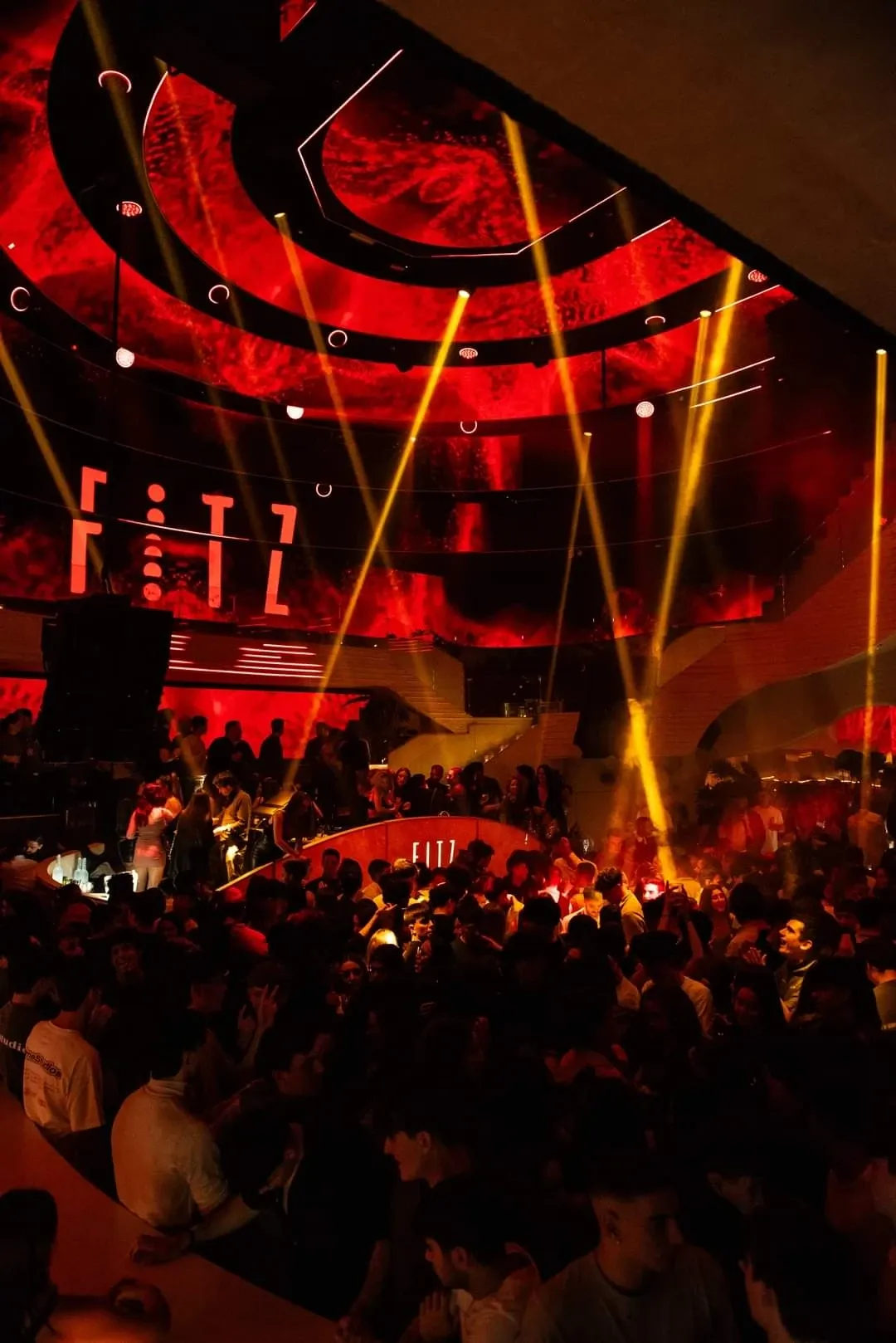 Cabina DJ en funcionamiento en Fitz Club Madrid (vista 2)