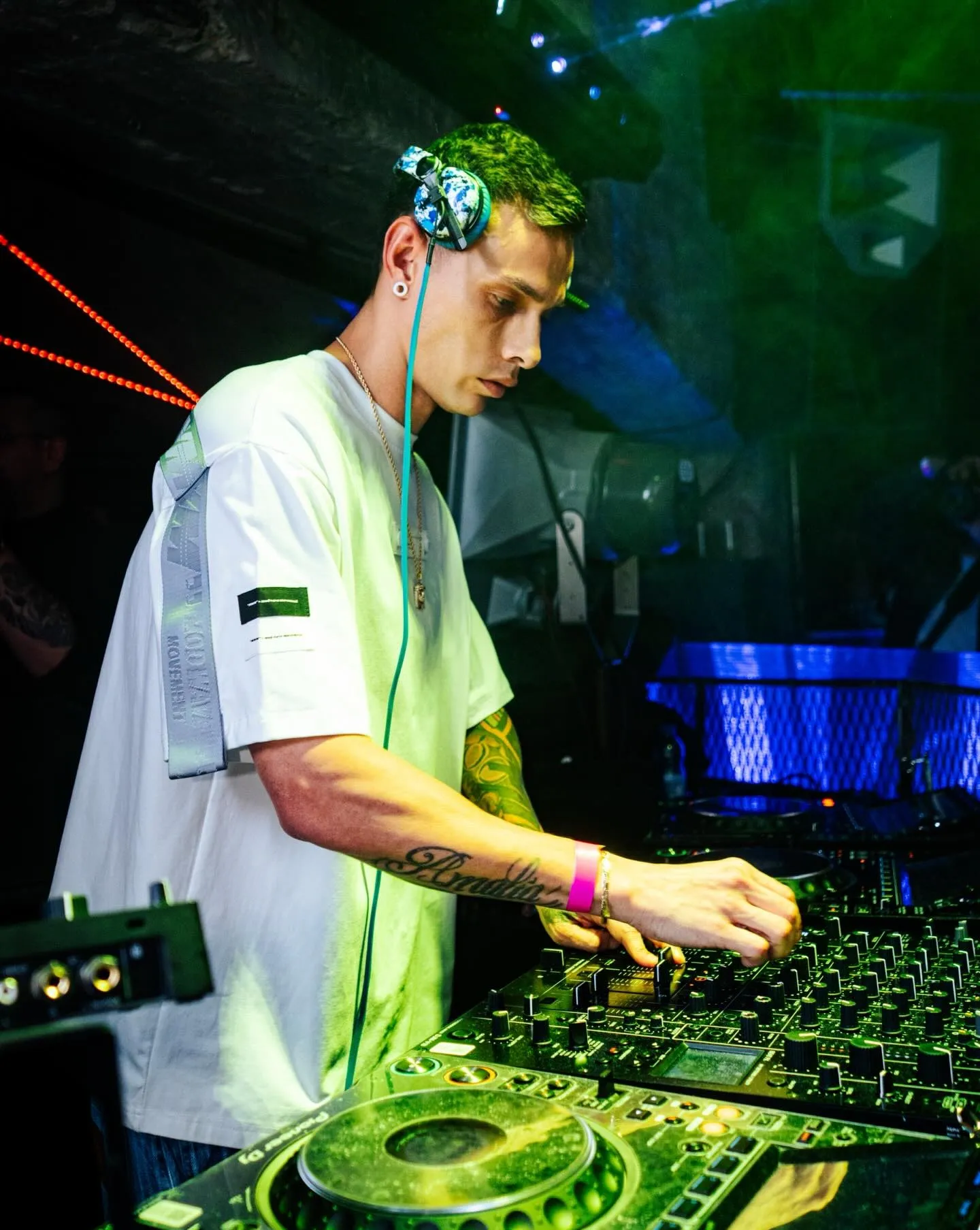 DJ con luces verdes en THÔ Club Madrid