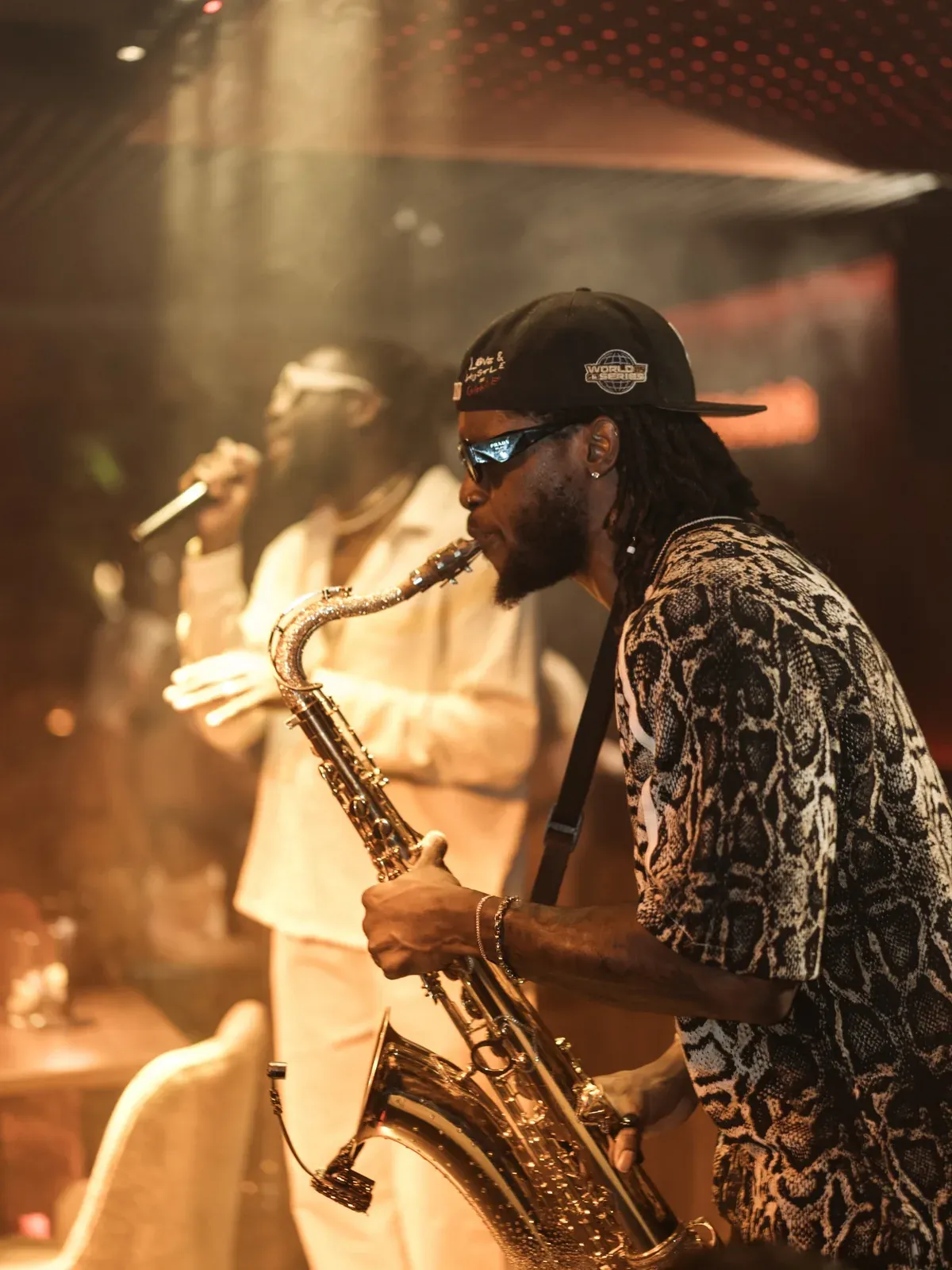 Saxophoniste pendant la soirée au Mosh Fun Kitchen Marbella