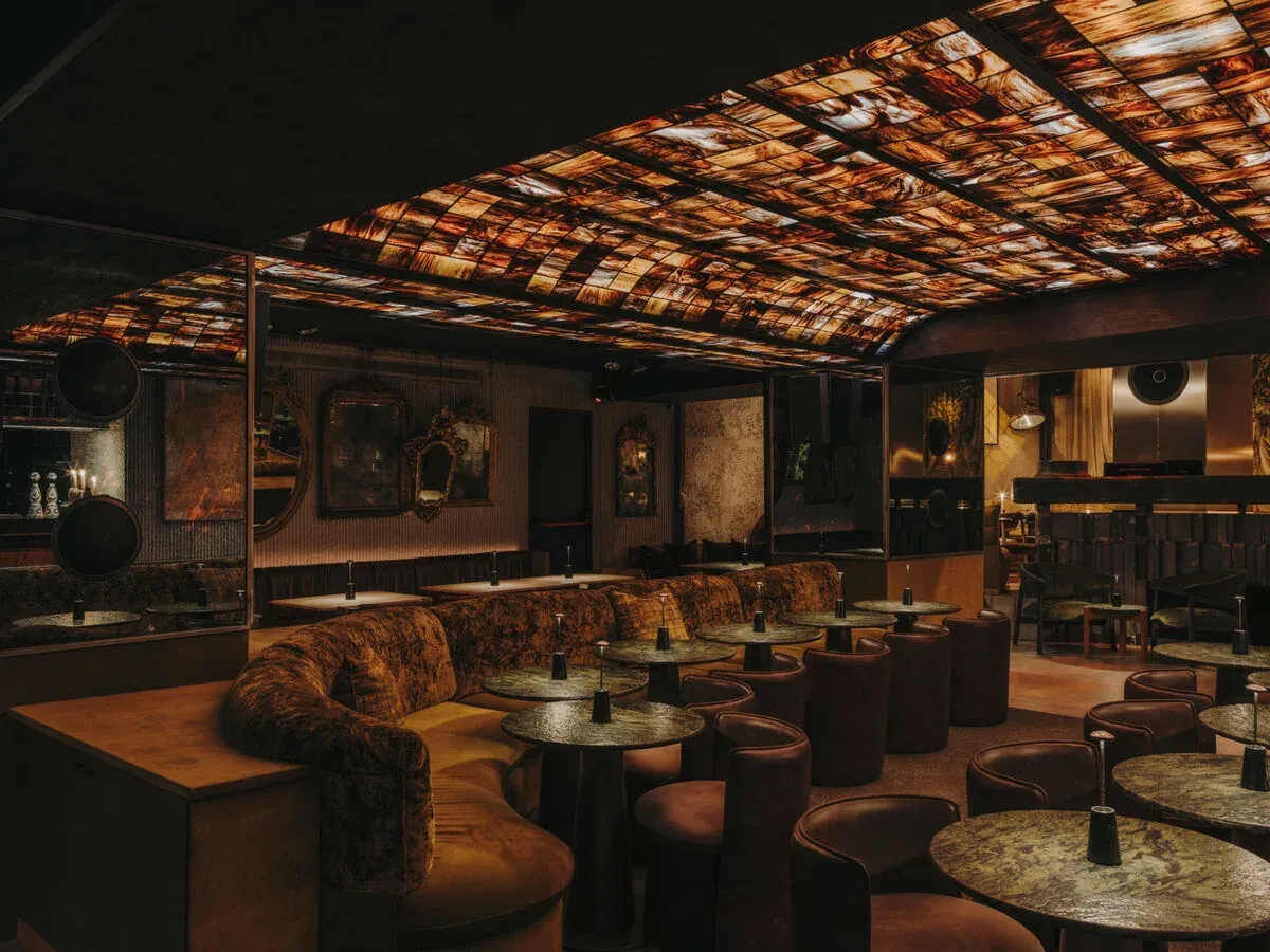 Seitlicher Blick in den Hauptraum des 61.Sixtyone Madrid