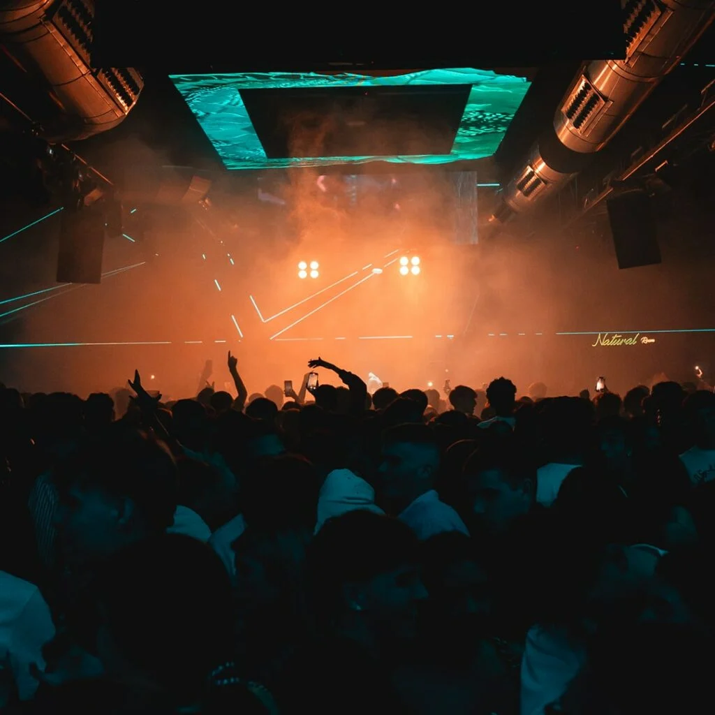 Public face à la scène dans la Crystal Room du Jowke Club Madrid