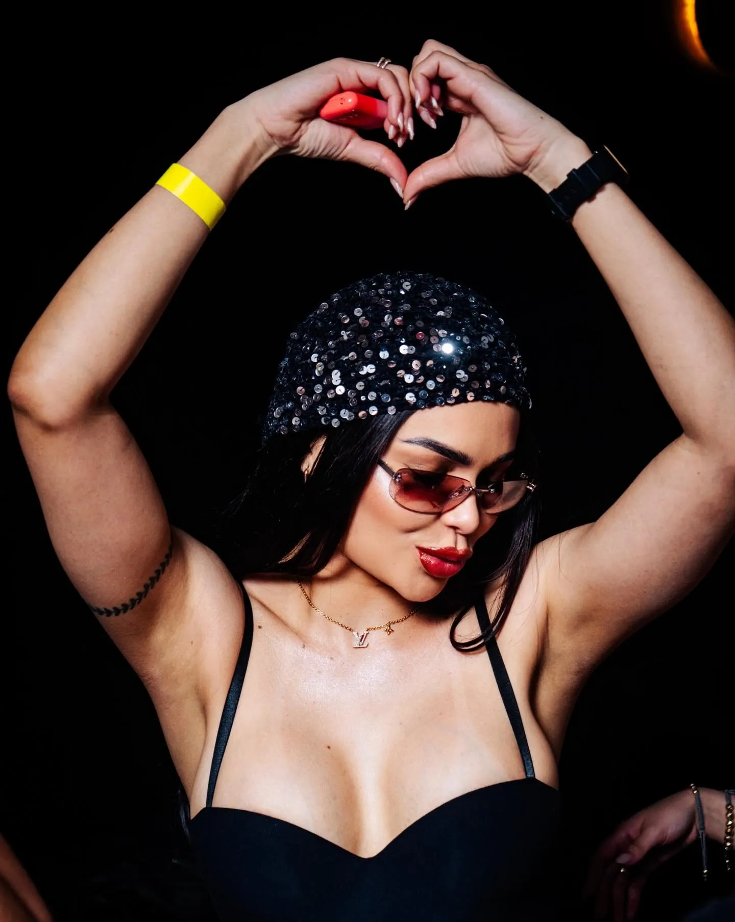 Gesto de corazón en el ambiente de THÔ Club Madrid