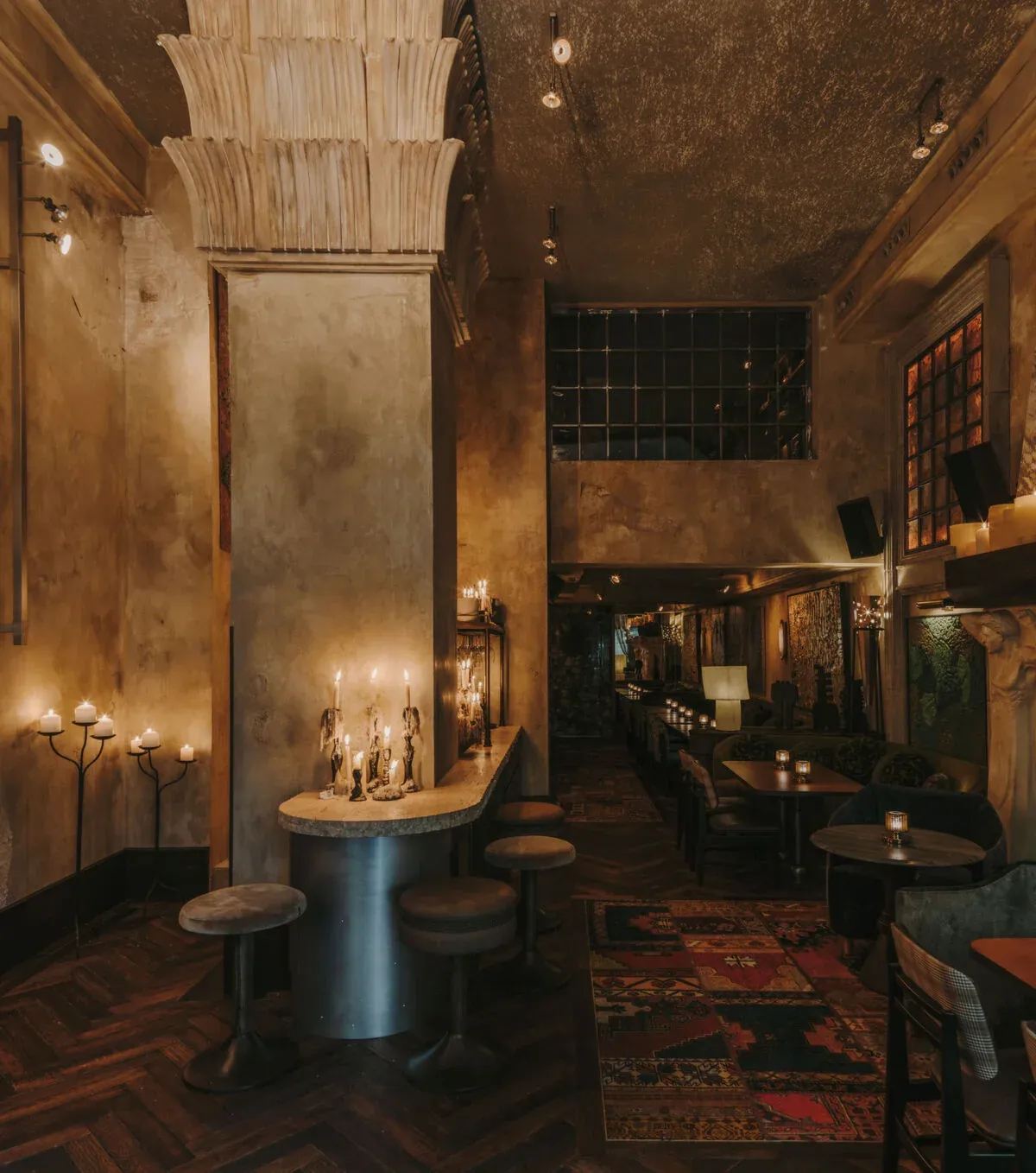 Gang und Lounge am Kamin im 61.Sixtyone Madrid