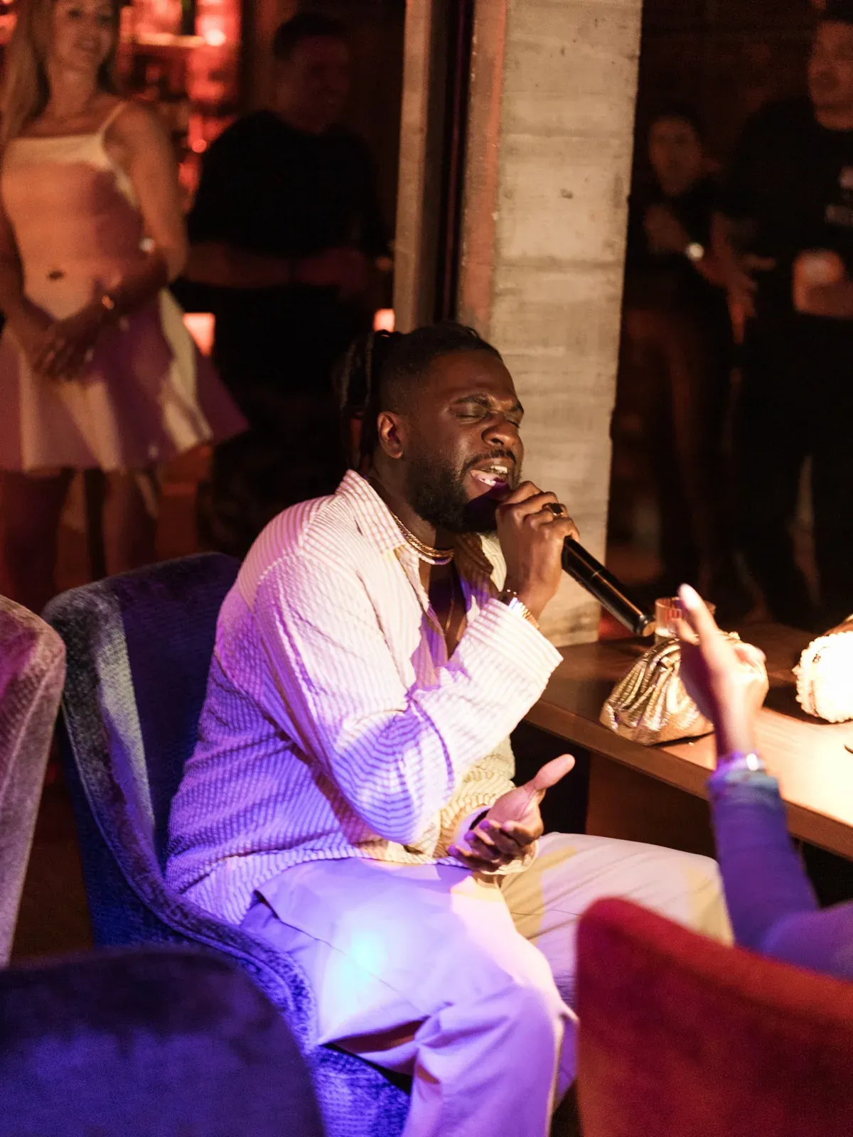 Chanteur en direct au Mosh Fun Kitchen Marbella