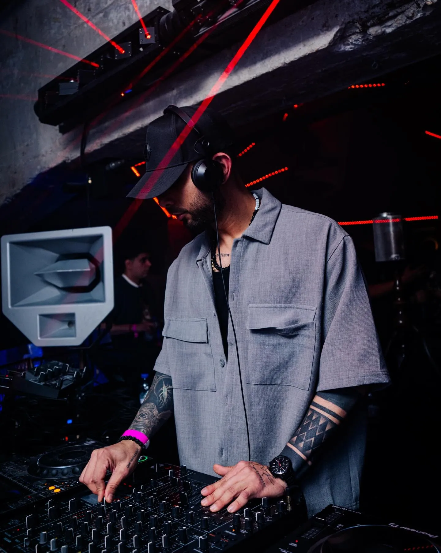 DJ con chaqueta en la cabina de THÔ Club Madrid