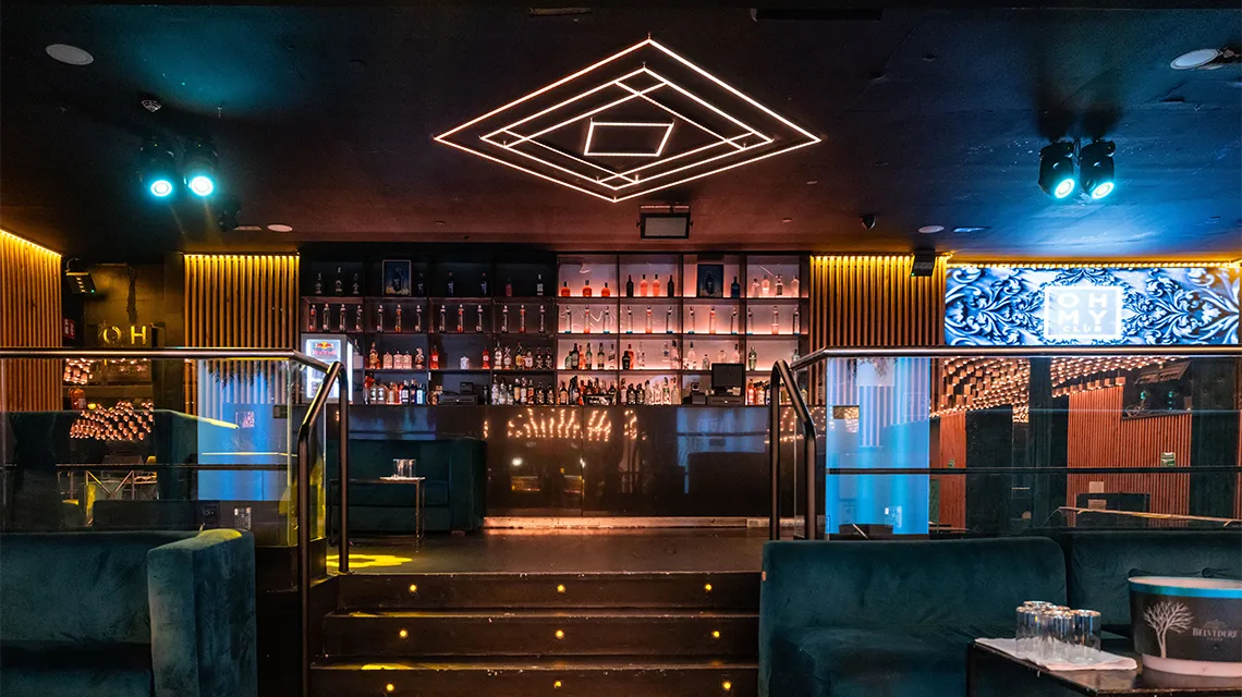Prince room with central staircase and bar at Oh My Club Madrid