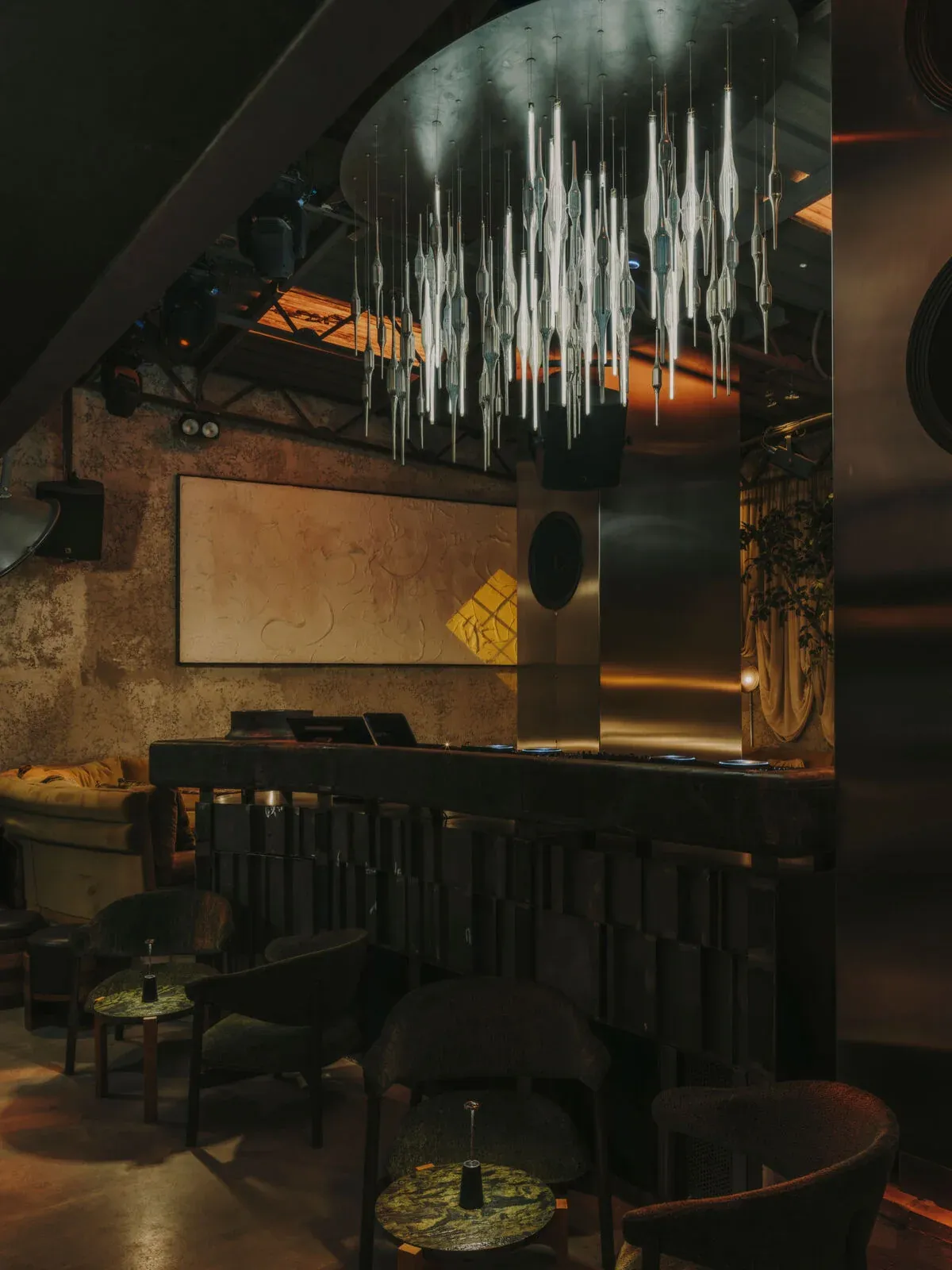 DJ-Pult und skulpturale Leuchte im 61.Sixtyone Madrid
