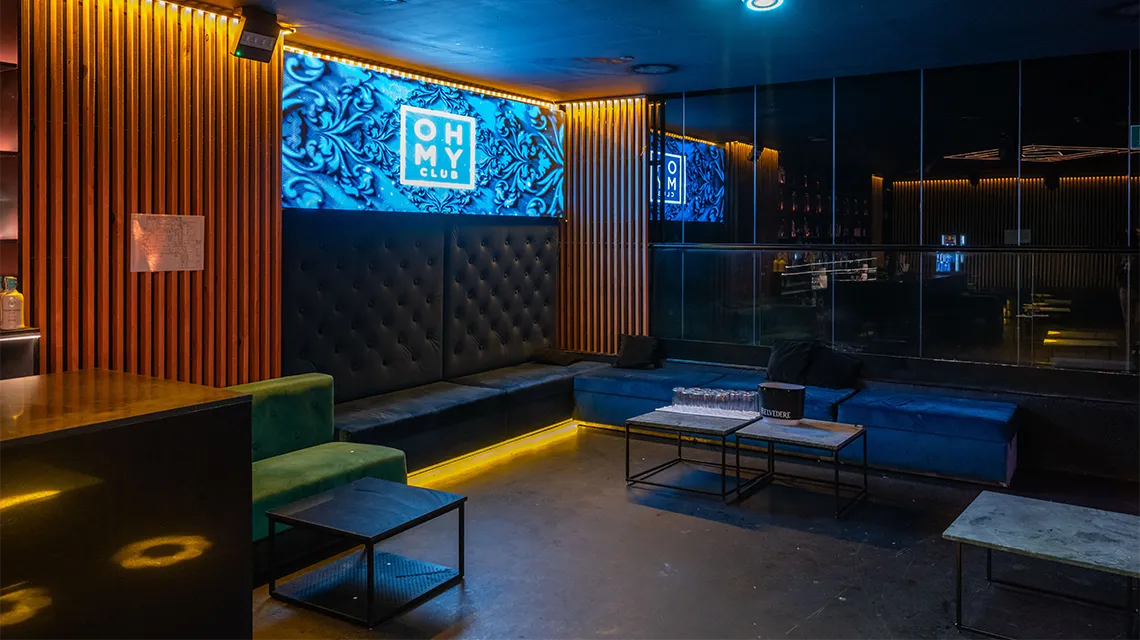 Prince room with sofas and side screens at Oh My Club Madrid