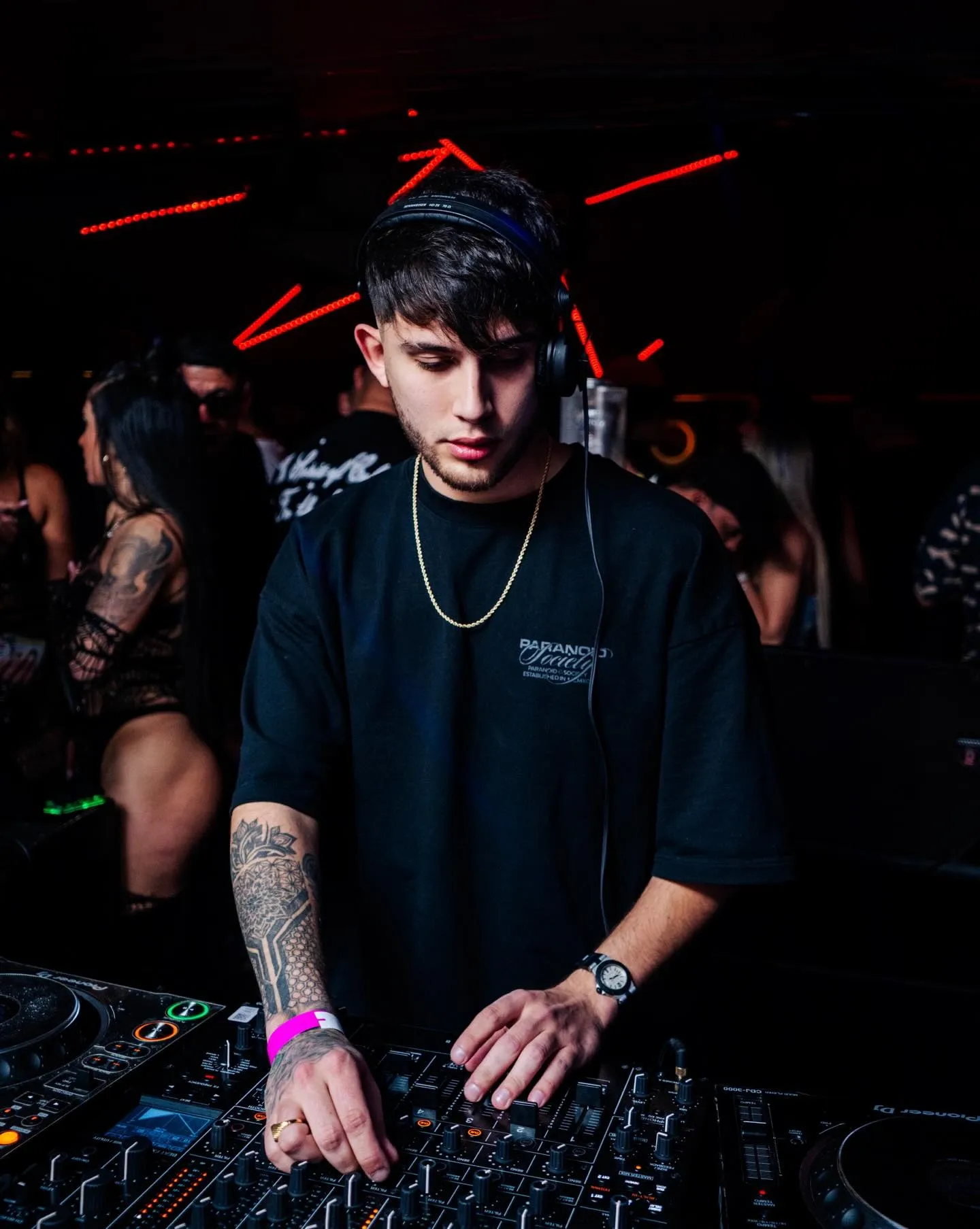 DJ con auriculares durante la sesión en THÔ Club Madrid