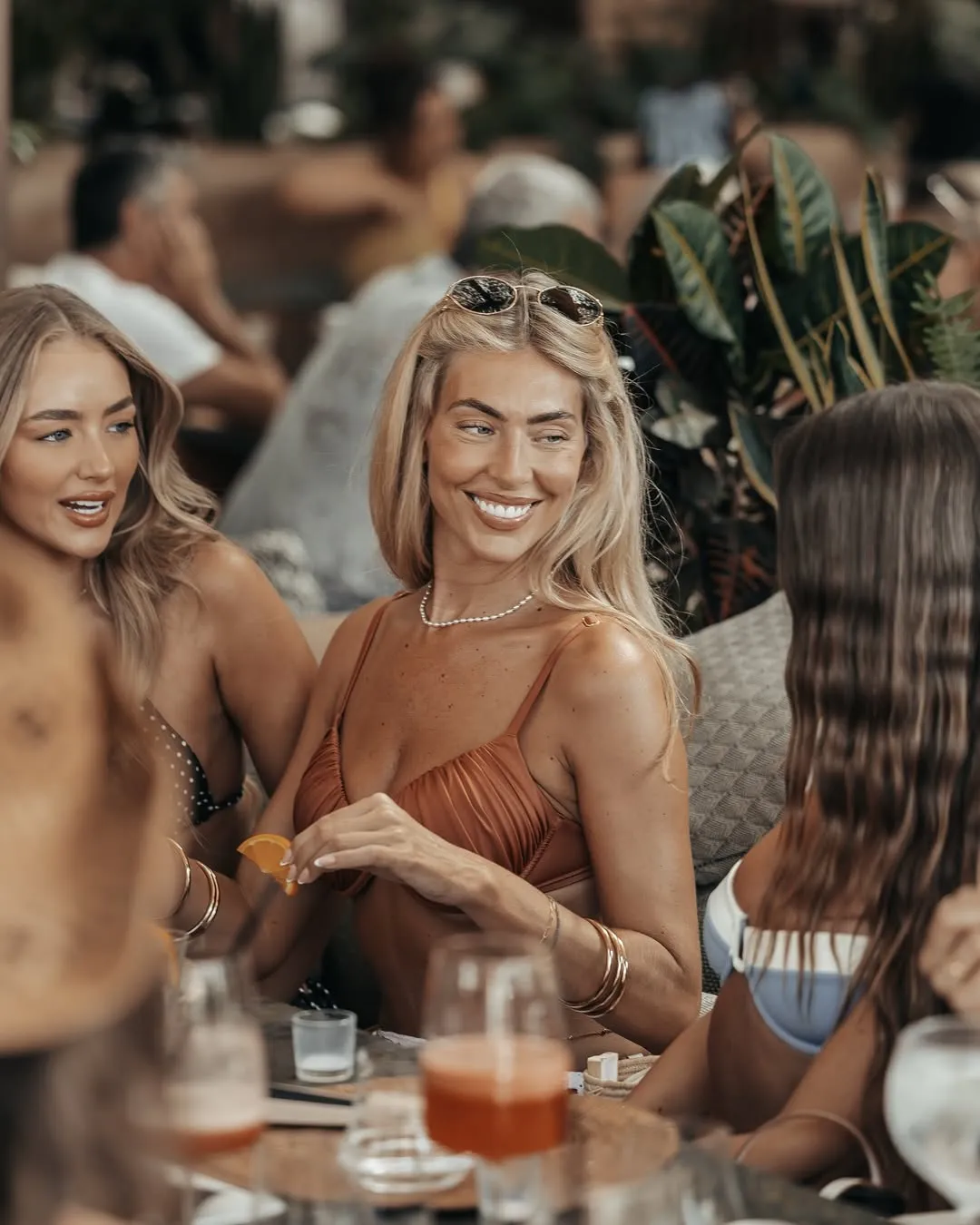 Amigas no Nao Pool Club Marbella