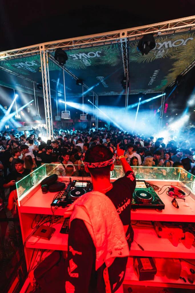 Cabine DJ sur la terrasse du Jowke Club Madrid
