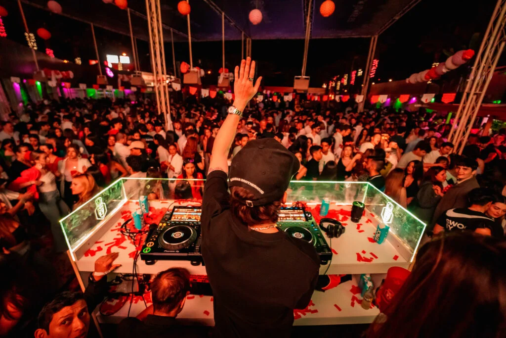 DJ et public sur la terrasse du Jowke Club Madrid