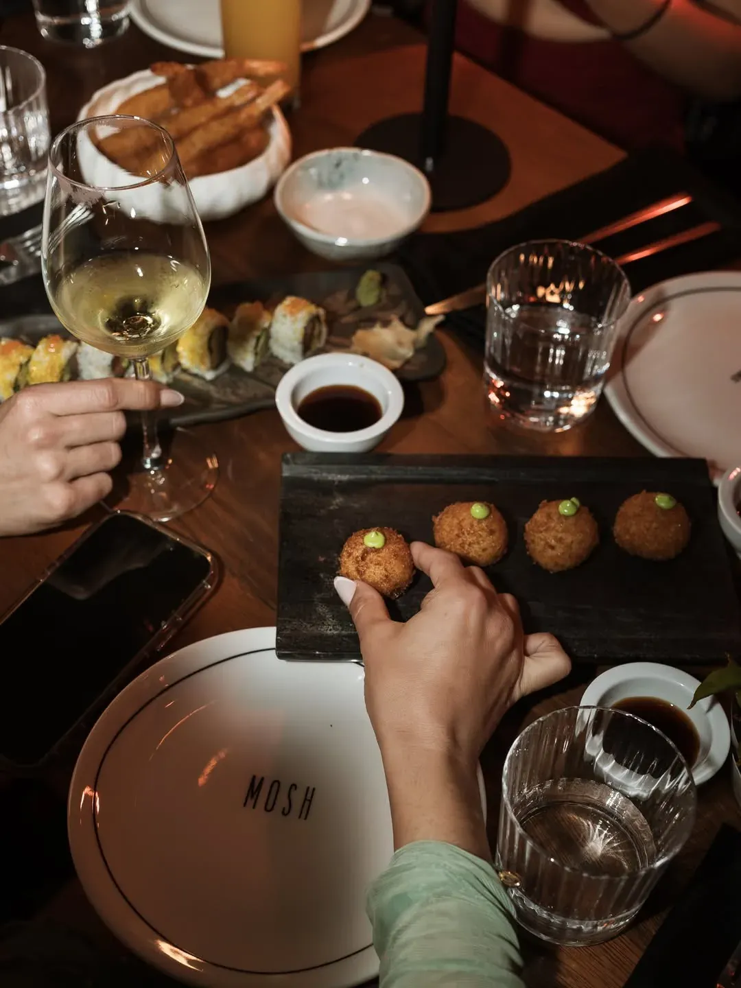 Table avec plats de cuisine fusion au Mosh Fun Kitchen Marbella