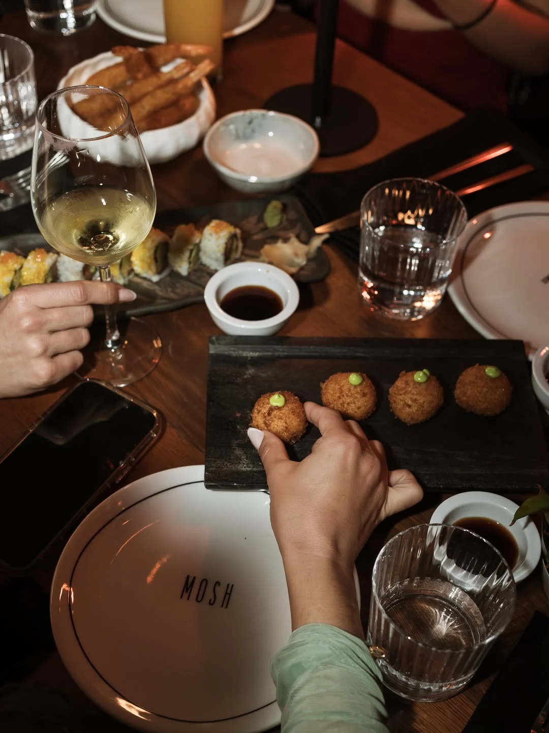 Tafel met fusiongerechten bij Mosh Fun Kitchen Marbella