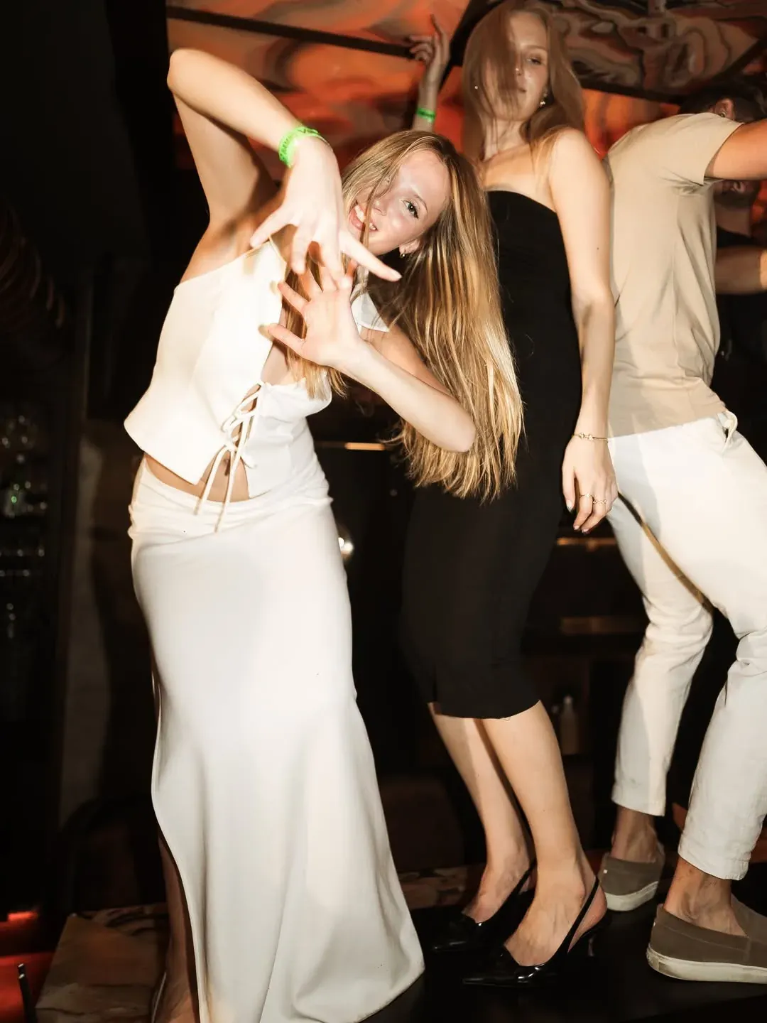 Danse a l'intérieur du Mosh Fun Kitchen Marbella