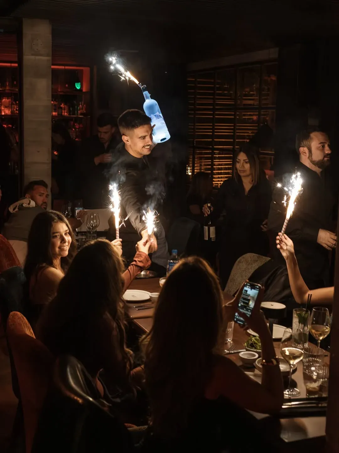 Service de bouteille et show au Mosh Fun Kitchen Marbella