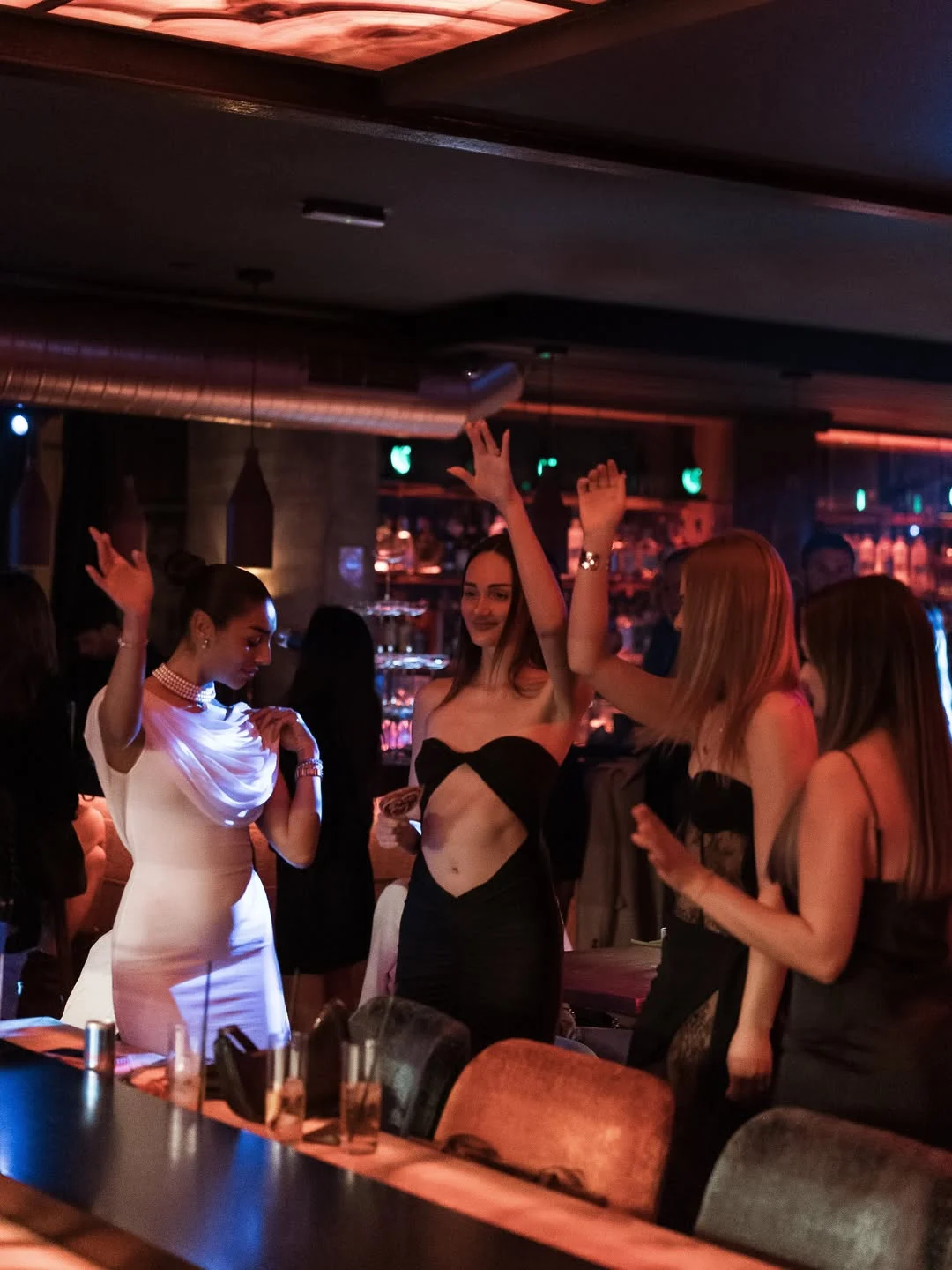 Dinersfeer op het terras bij Mosh Fun Kitchen Marbella